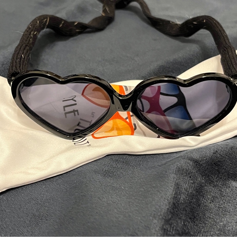✨NEW Heart Shaped Dog Sunglasses - Picture 5 of 6